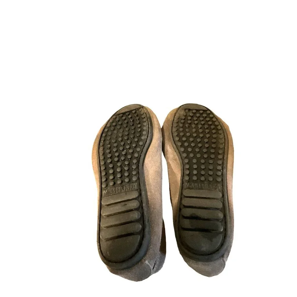 Women’s Minnetonka Size 8 Taupe/Gray/Putty‎ slip on Moccasin